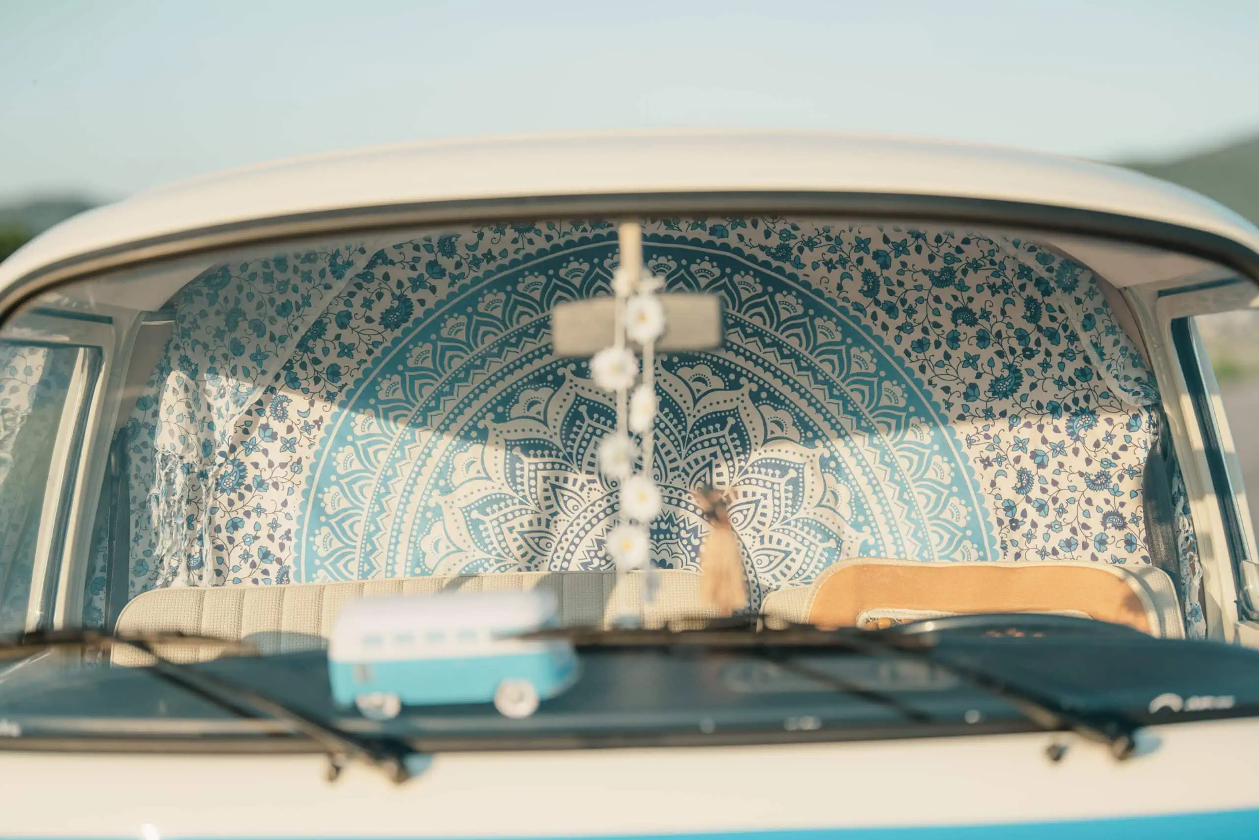 Vorderansicht von Bernd mit blau-weißem Sonnenschutz mit Mandala-Muster und Dekorationen im Inneren.
