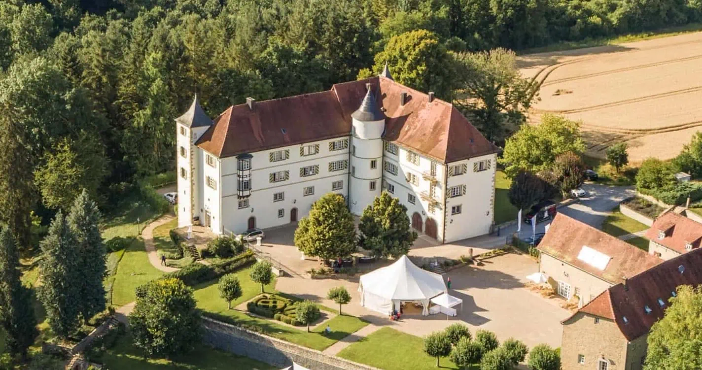 Historische Schlossanlage Schloss Neuhaus bei Sinsheim in malerischer Landschaft.